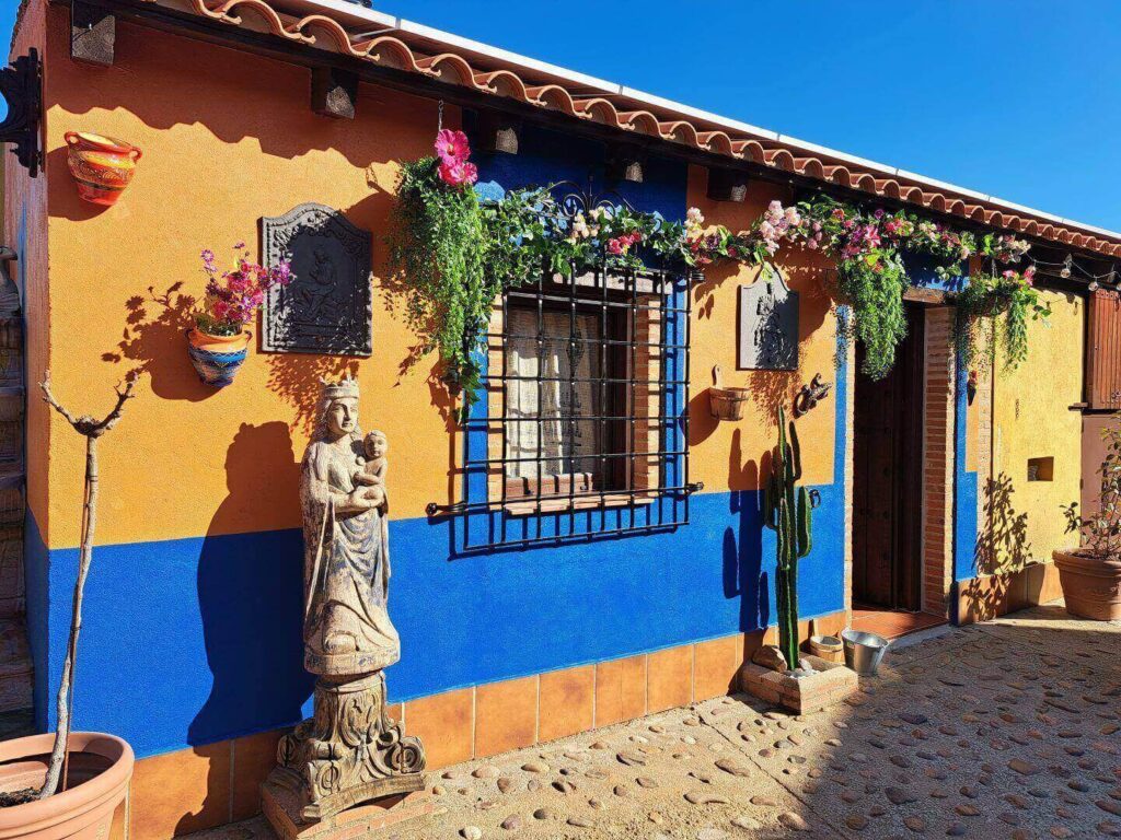 Fachada exterior de habitación Hispanoamérica diseñada con motivos culturales hispanos