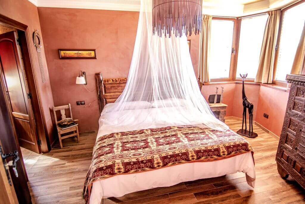 habitación África con cama de matrimonio y mucha luz
