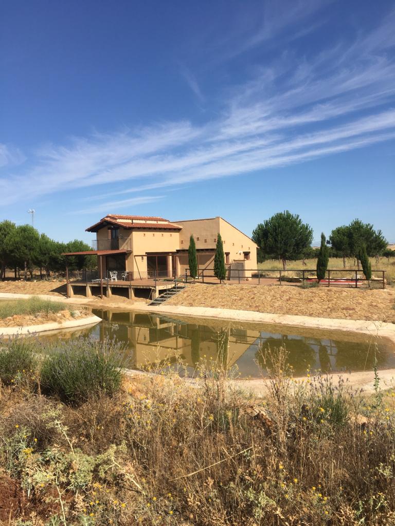 Panoramic view of the house El Pinar and the pond