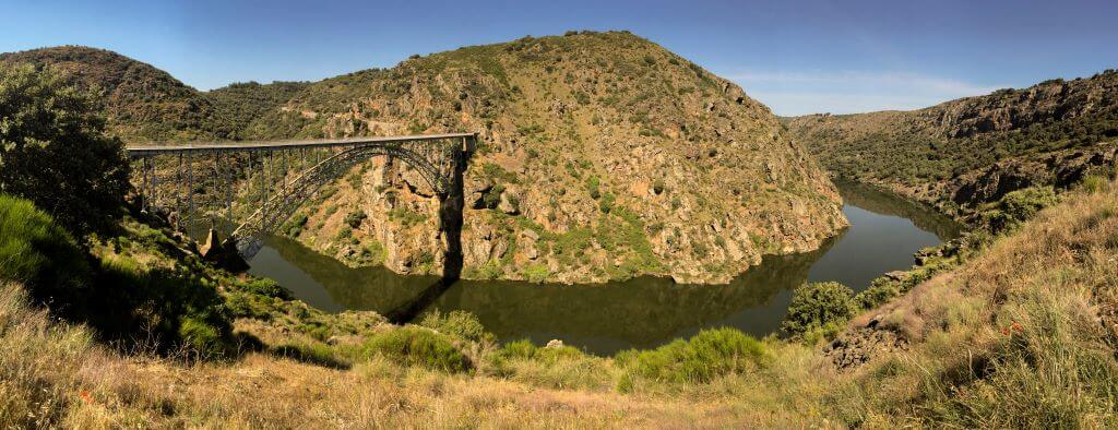 Panorámica de un puente metálico sobre la garganta del rio Duero