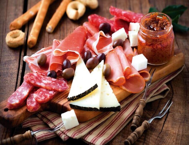 Picture of a table with Iberian ham and cheese