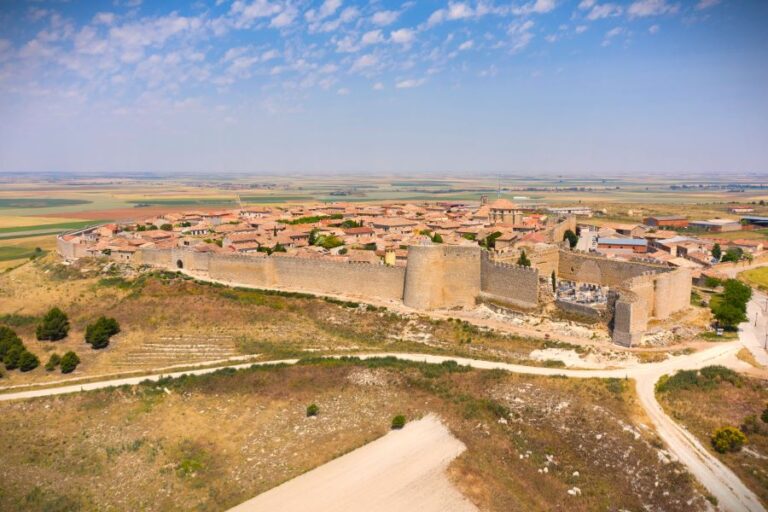Vista aérea panorámica de la ciudad amurallada de Urueña, con las murallas en primer plano