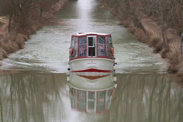 Barco turístico remontando el canal de Rioseco