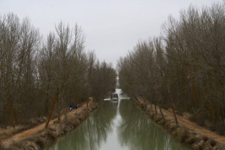 Canal de Castilla en Medina de Rioseco en un día nublado