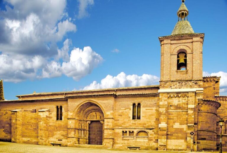 Frontal de la iglesia de Benavente con su campanario a la derecha